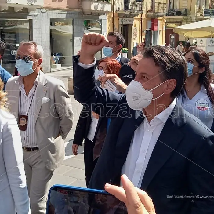 Per l’ex premier Giuseppe Conte passeggiata (a sorpresa) su corso Mazzini