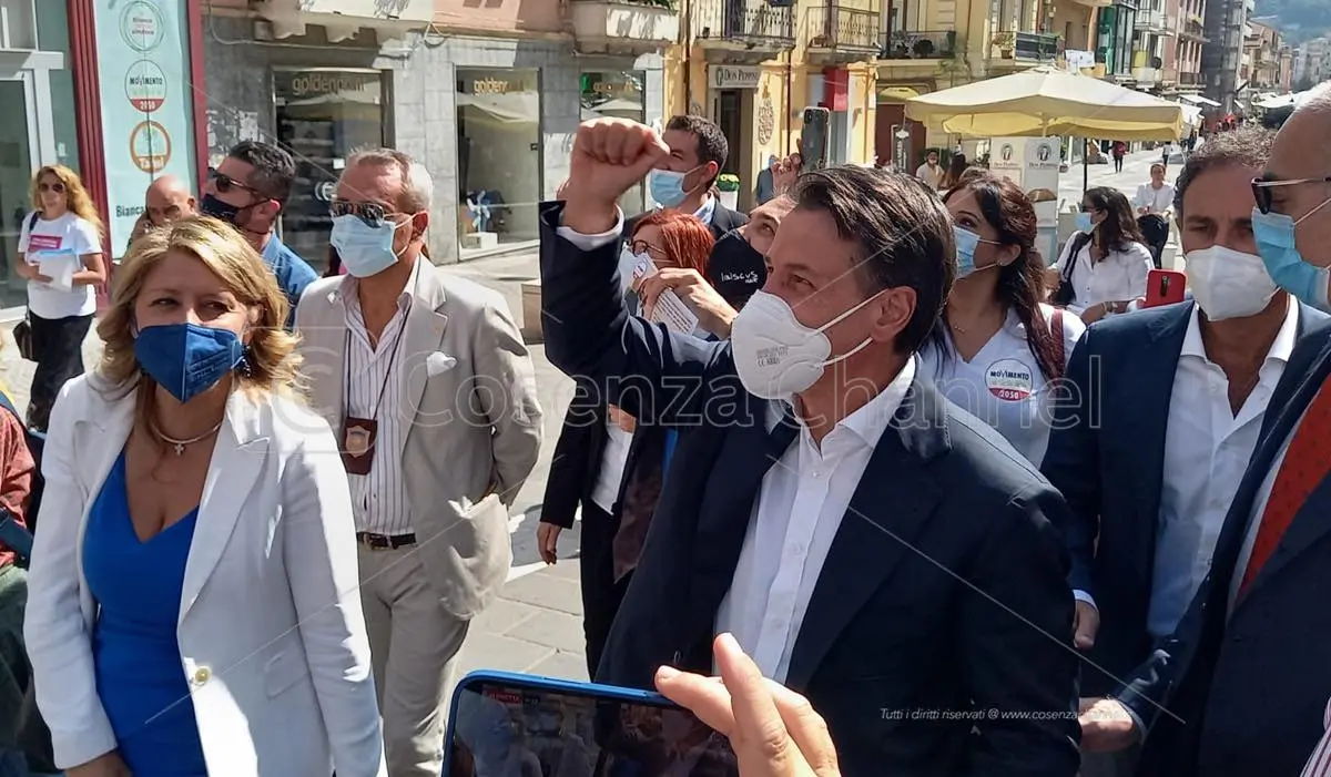 Per l’ex premier Giuseppe Conte passeggiata (a sorpresa) su corso Mazzini