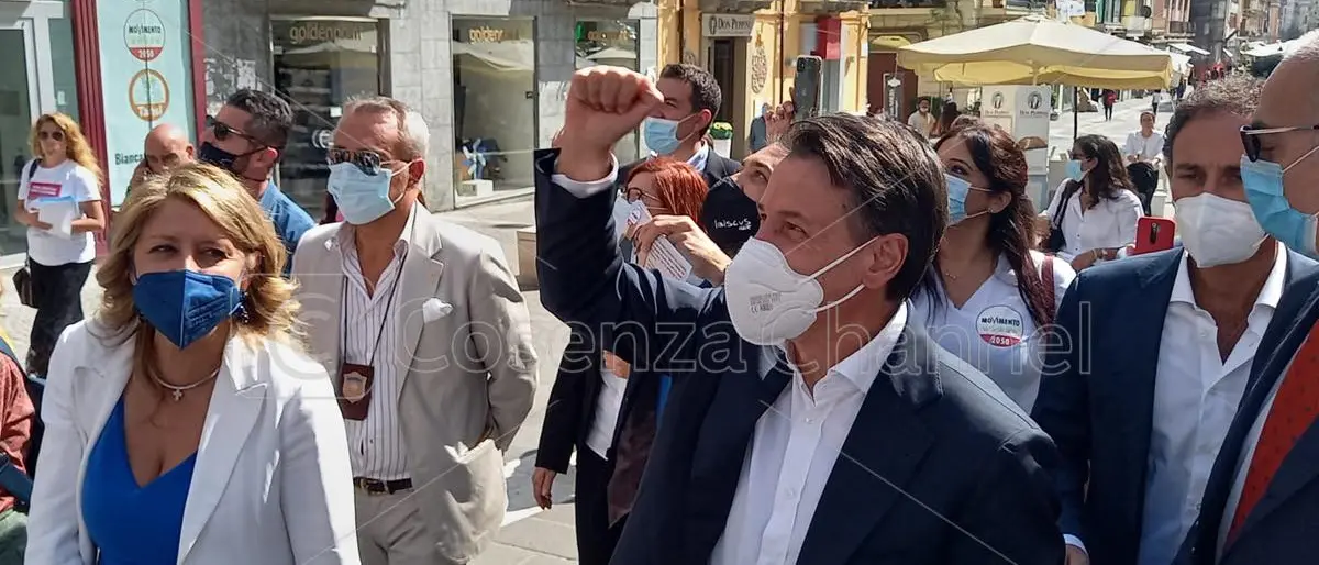 Per l’ex premier Giuseppe Conte passeggiata (a sorpresa) su corso Mazzini