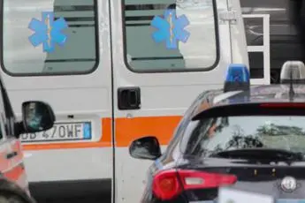 Posa cadavere del figlio di 2 anni su cassa supermercato