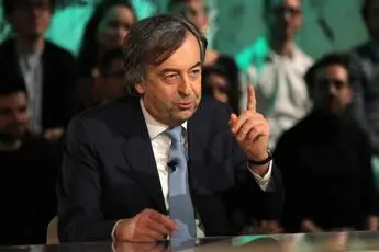 Pillola anti covid, Burioni: \"Se approvata, avremo cure domiciliari\"
