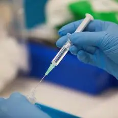 Iss: vaccino protegge al 77% da infezione e oltre 90% da ricovero