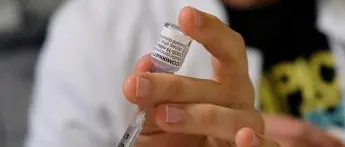 Vaccino e varianti, terza dose aumenta protezione fino a 44 volte