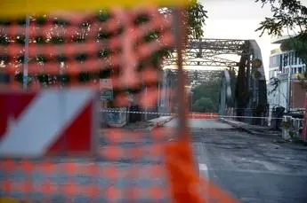 Ponte di Ferro, fornelletto in giaciglio probabile causa incendio