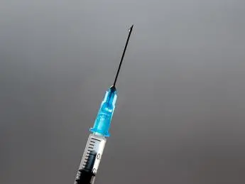 Vaccino Covid, Ema: sì terza dose a immunodepressi e over 18