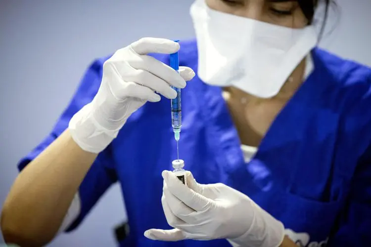 Covid, Gimbe: \"Giù numero nuovi vaccinati e terze dosi a rilento\"