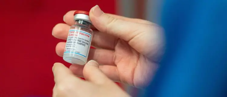 Vaccino Moderna, effetti collaterali seconda dose e efficacia: le news