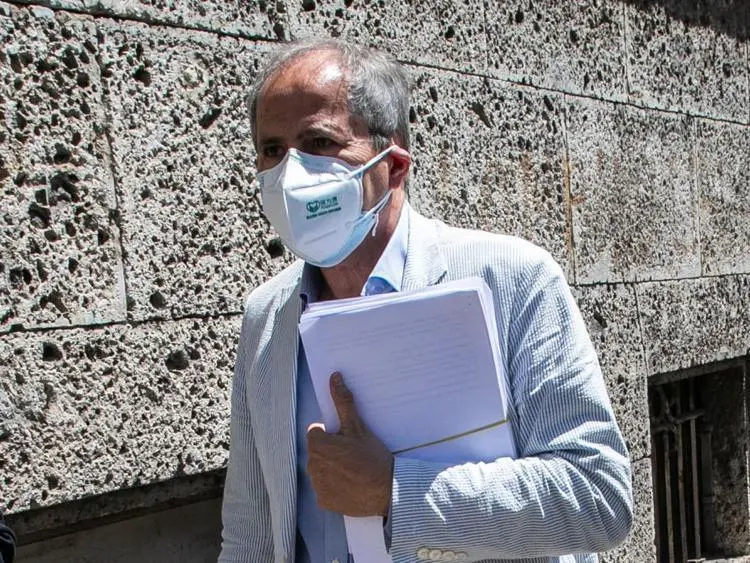Terza dose, Crisanti: \"Va fatta a tutti entro 3 mesi\"
