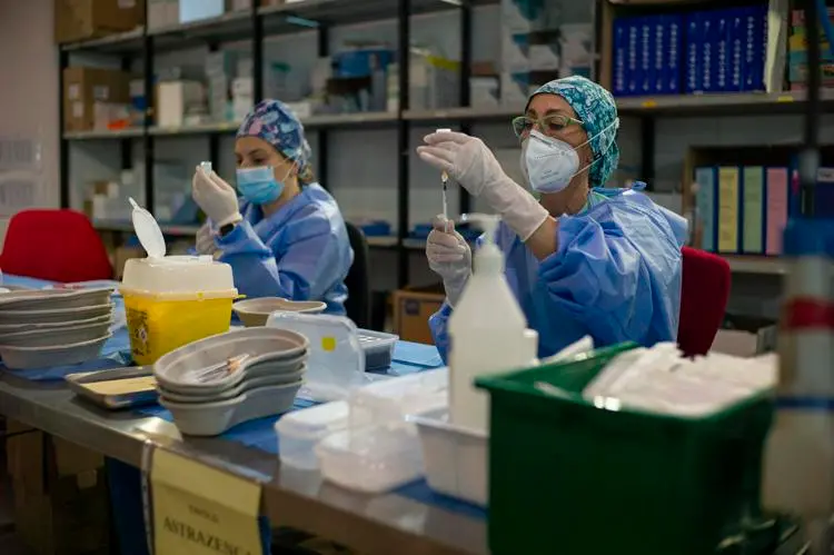 Terza dose, via libera del ministero per fragili e over 60