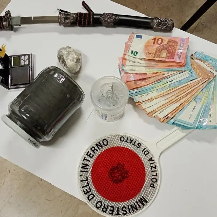 Cosenza, esplosivo e droga a casa di un 27enne: arrestato dalla Squadra Mobile