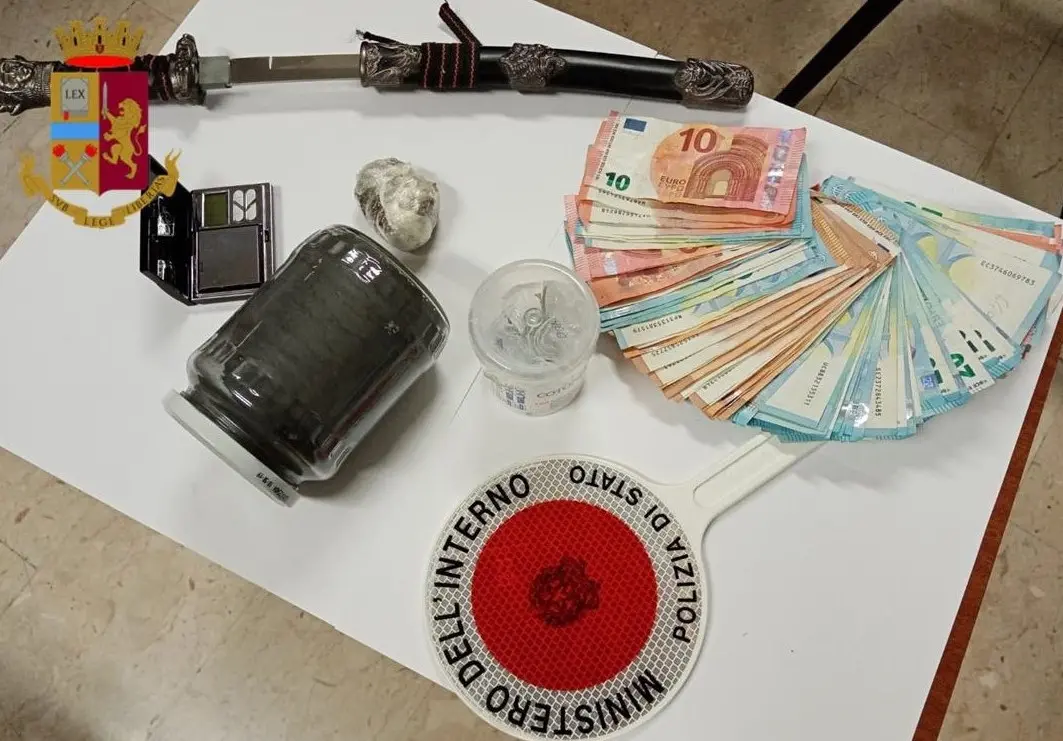 Cosenza, esplosivo e droga a casa di un 27enne: arrestato dalla Squadra Mobile