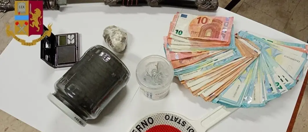 Cosenza, esplosivo e droga a casa di un 27enne: arrestato dalla Squadra Mobile