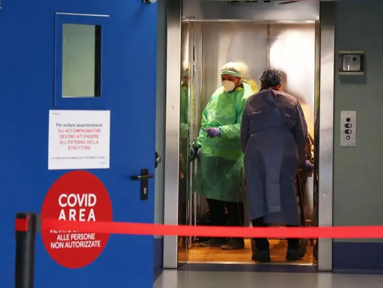Covid Italia, Iss: \"Tasso ricovero 8 volte più alto per over 80 non vaccinati\"