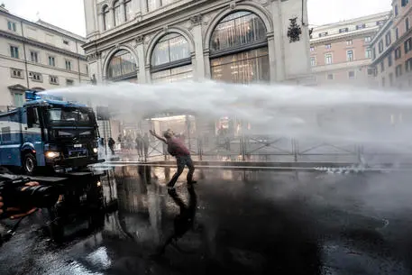 Scontri al corteo No pass a Roma, 12 arresti, anche vertici di Forza Nuova