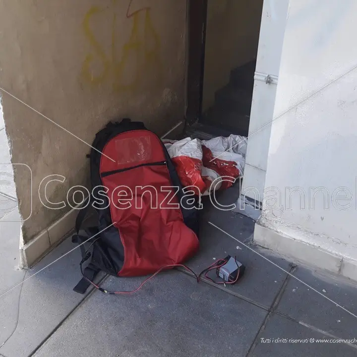 Rende, zaino abbandonato ma vuoto: falso allarme in via Fratelli Bandiera