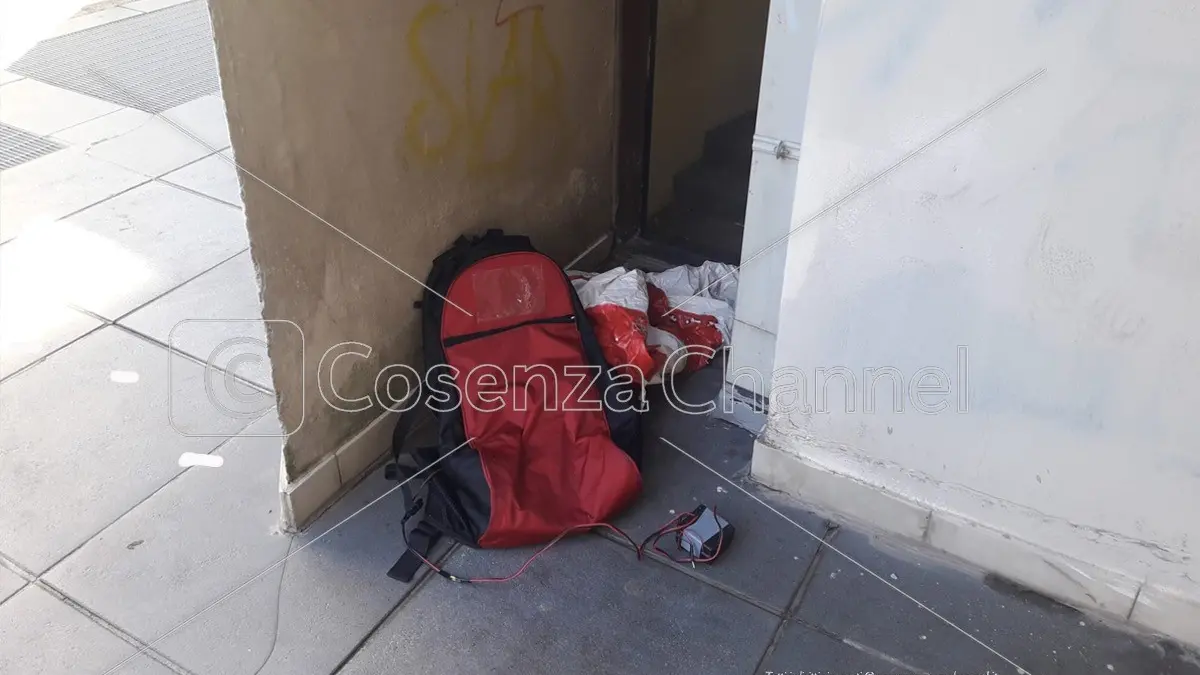 Rende, zaino abbandonato ma vuoto: falso allarme in via Fratelli Bandiera