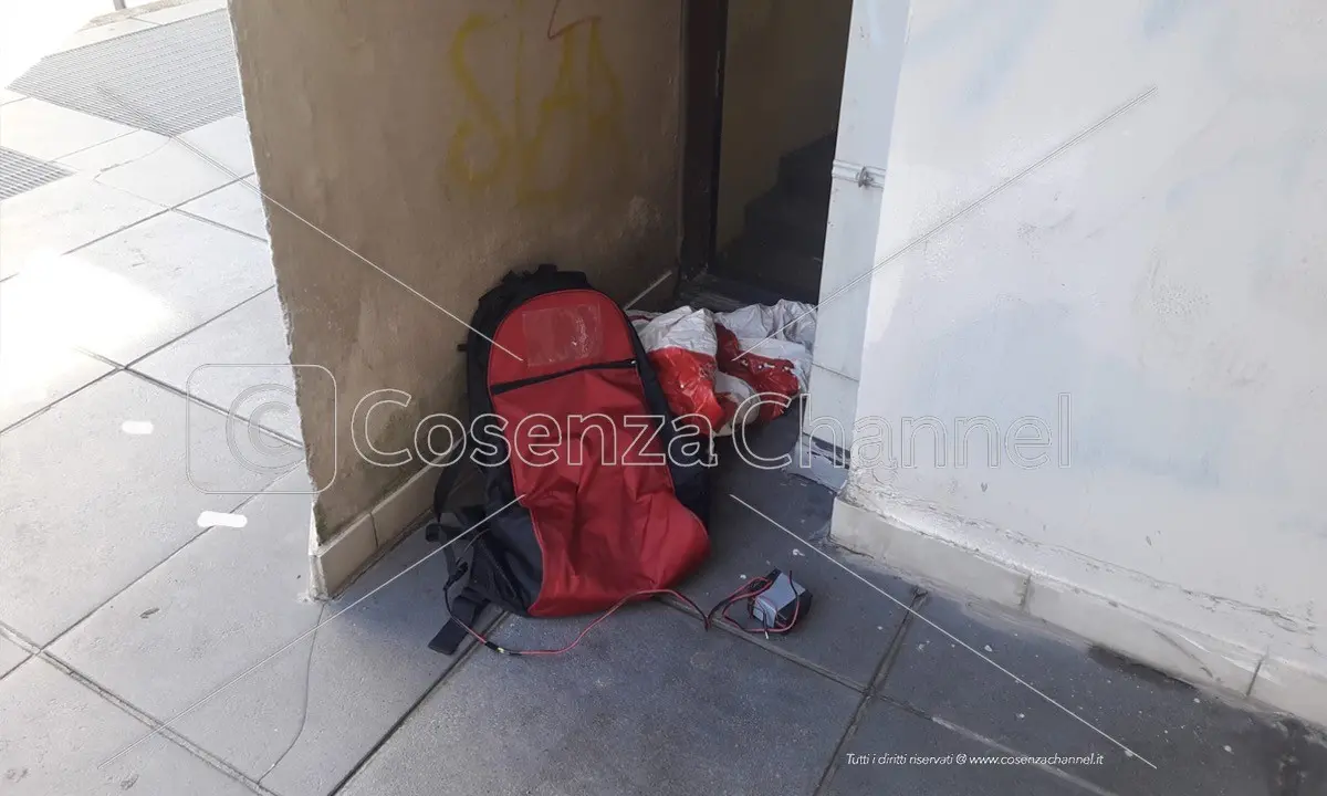 Rende, zaino abbandonato ma vuoto: falso allarme in via Fratelli Bandiera