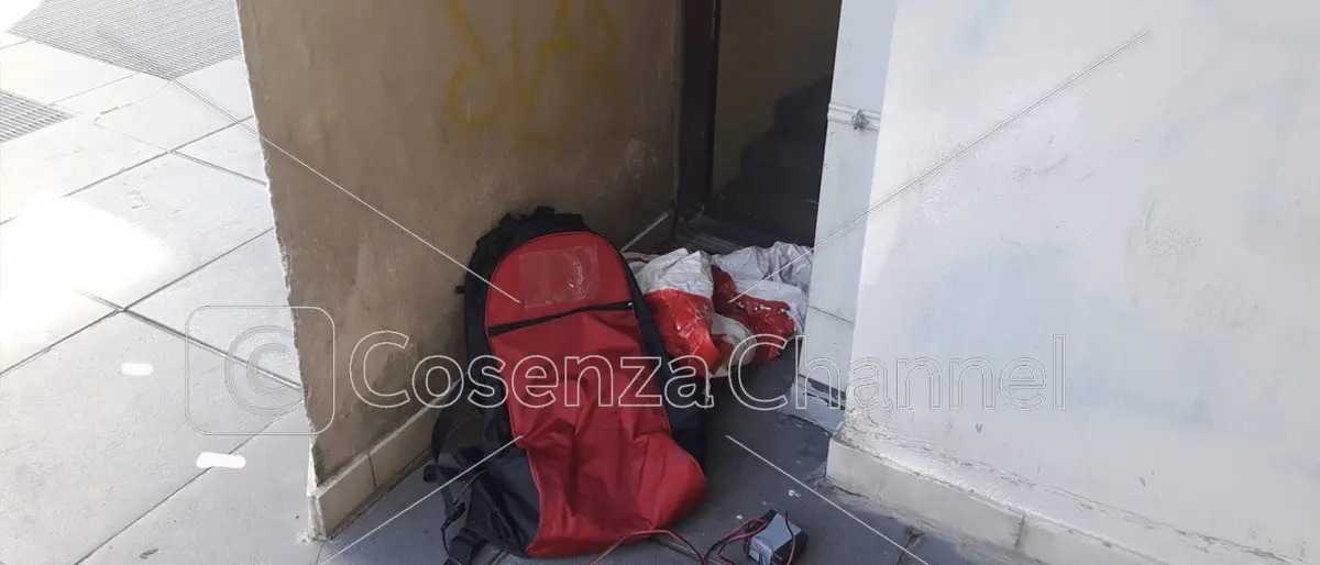 Rende, zaino abbandonato ma vuoto: falso allarme in via Fratelli Bandiera