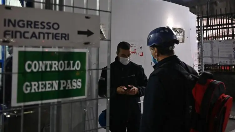 Green pass lavoro, proteste portuali Genova e presidio Trieste
