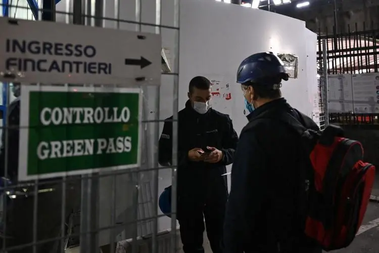 Green pass lavoro, proteste portuali Genova e presidio Trieste