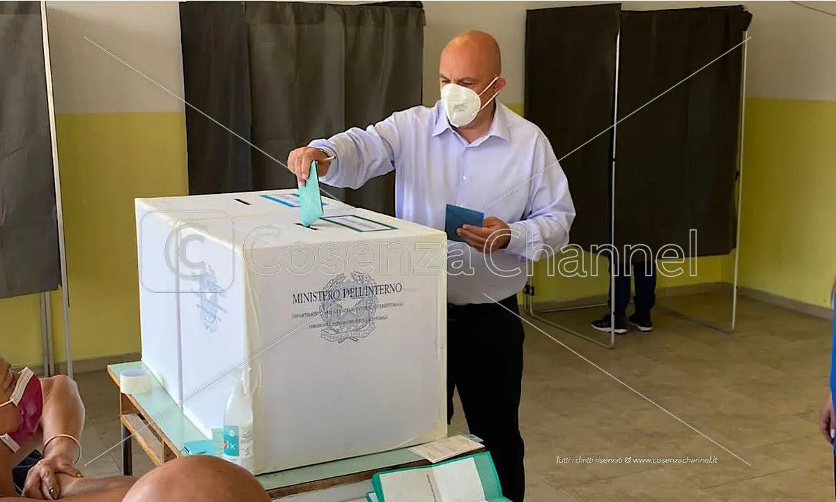 Ballottaggio Cosenza, De Cicco si schiera con Franz Caruso: \"C'è l'accordo\"
