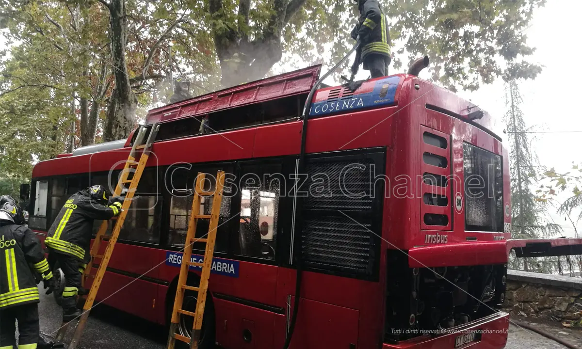 Cosenza, principio d'incendio su un bus dell'Amaco