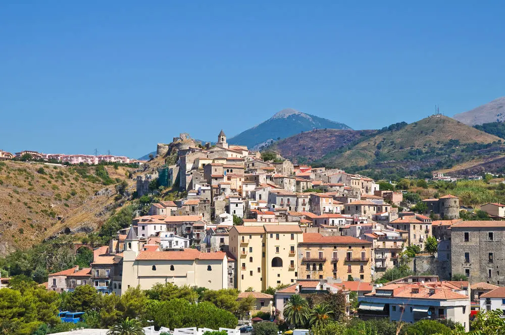 Scalea: l’inferno di Giacomo, abbandonato nella sua casa sepolta da sporcizia e rifiuti