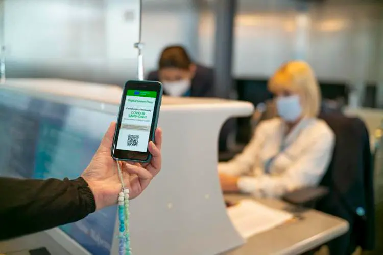 Green pass lavoro obbligatorio da oggi, cosa rischia chi è senza