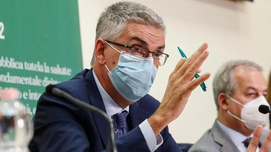 Covid Italia, Brusaferro: \"Rt in calo, casi in decrescita in tutte le fasce di età\"