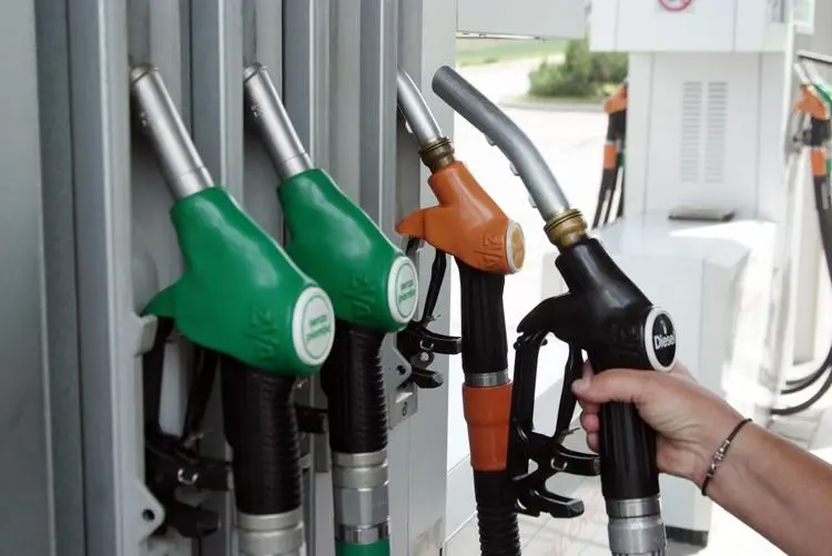 Prezzi carburanti ancora su, benzina sfiora 2 euro