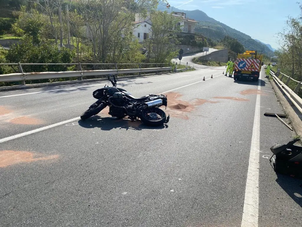 Scontro auto-moto nei pressi di San Lucido: un ferito grave