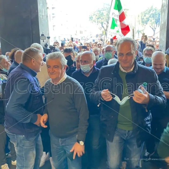 Caruso e Incarnato, c’eravamo tanto amati. Gli scenari dopo la rottura al Comune di Cosenza