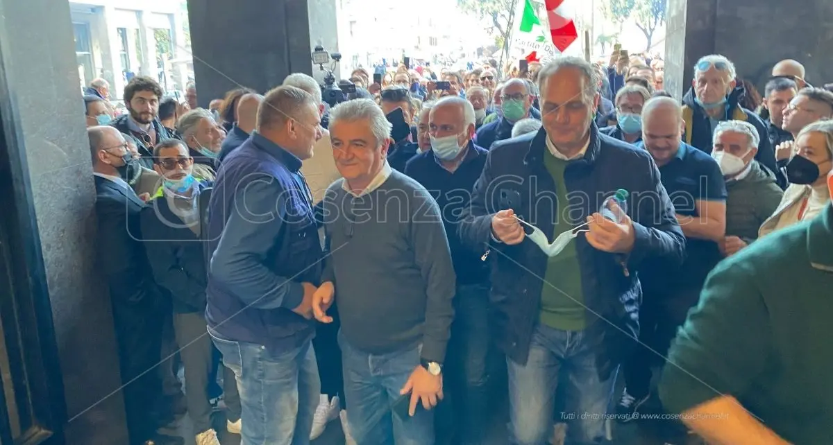 Caruso e Incarnato, c’eravamo tanto amati. Gli scenari dopo la rottura al Comune di Cosenza