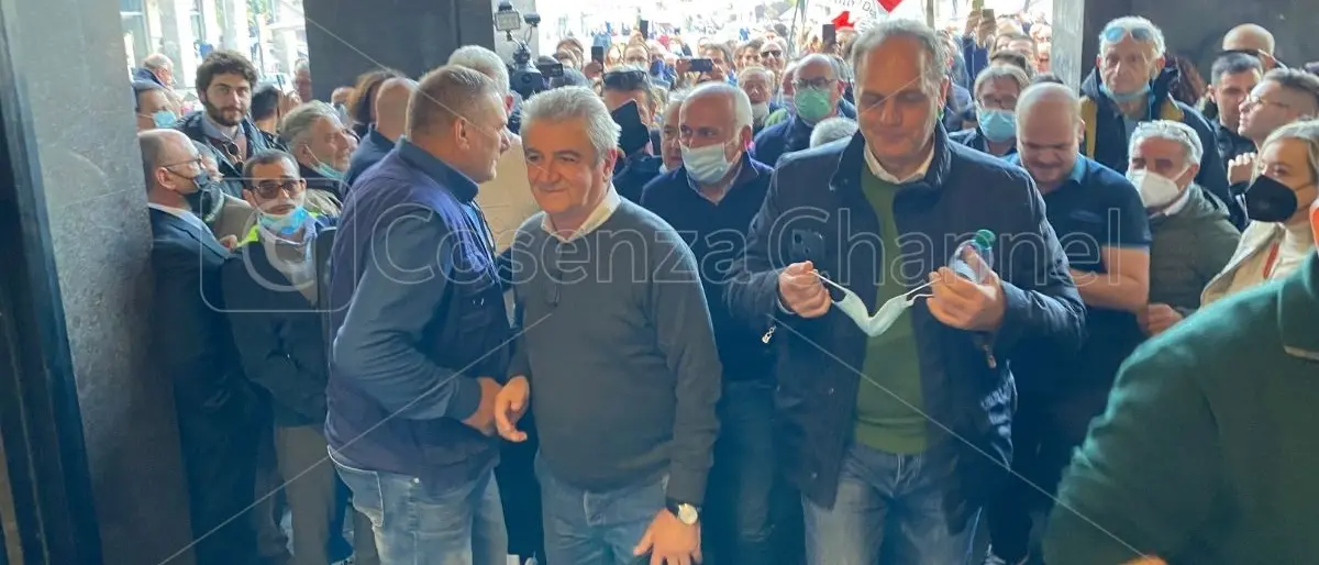 Caruso e Incarnato, c’eravamo tanto amati. Gli scenari dopo la rottura al Comune di Cosenza