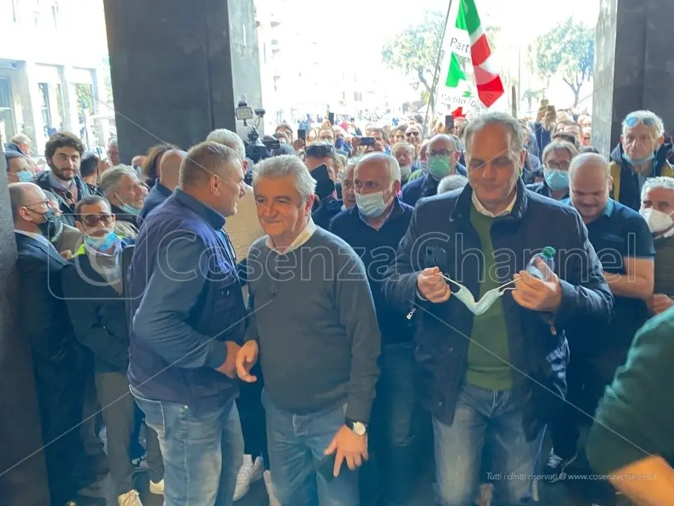 Caruso e Incarnato, c’eravamo tanto amati. Gli scenari dopo la rottura al Comune di Cosenza