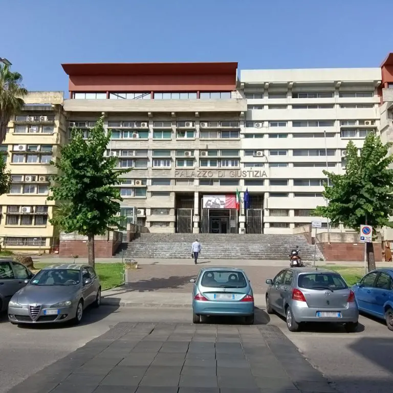 Cosenza, nello zaino aveva circa tre chili di hashish: arrestato 28enne