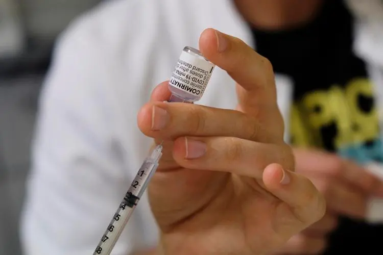Vaccino covid, terza dose con Moderna e J&J: Fda dice sì