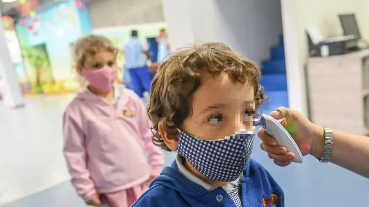 Covid nei bambini, sintomi variano in base all'età: lo studio