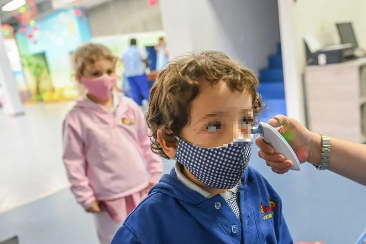 Covid nei bambini, sintomi variano in base all'età: lo studio