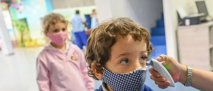 Covid nei bambini, sintomi variano in base all'età: lo studio