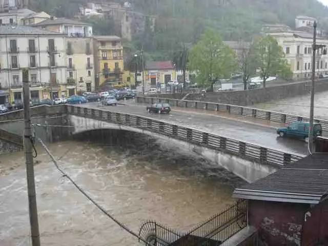Maltempo: cade albero e trancia linea elettrica Abatemarco