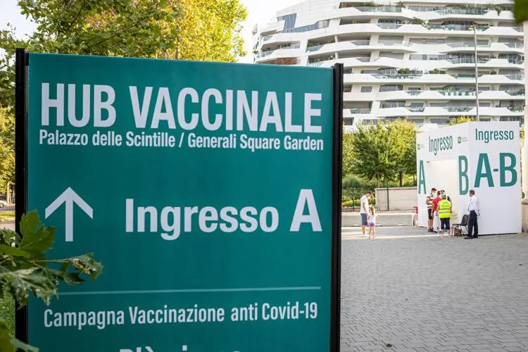 Terza dose vaccino Covid, cosa dicono Costa e Sileri