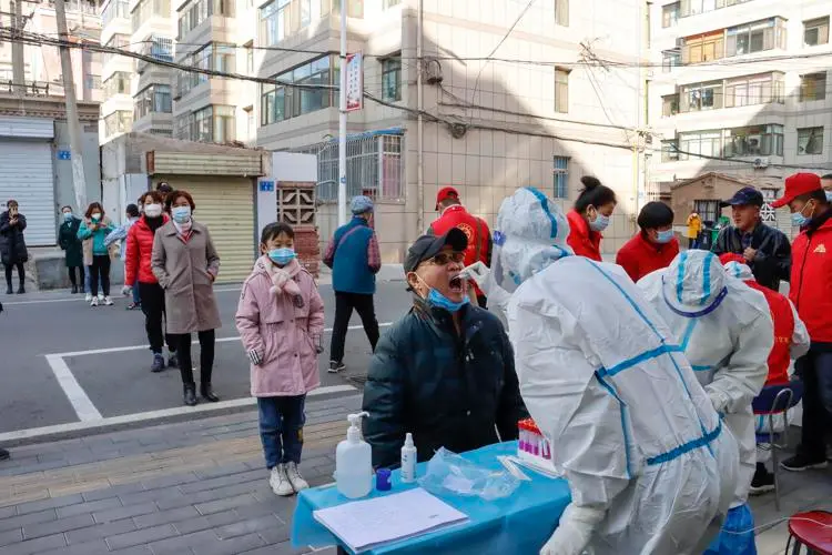 Covid oggi Cina, allarme contagi: a Lanzhou scatta lockdown