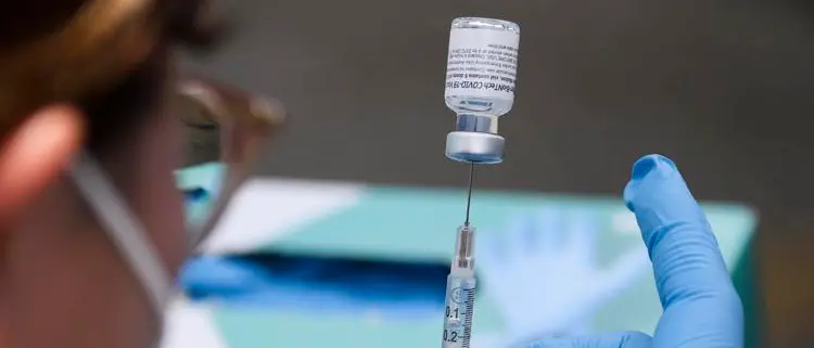 Vaccino covid, Sileri: \"Da gennaio immagino terza dose per tutti\"