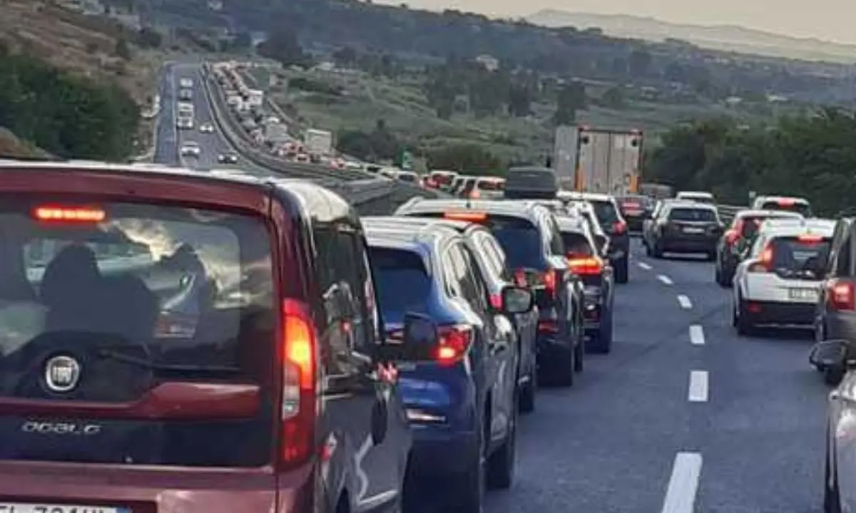 Incidente sull'autostrada nei pressi dello svincolo di Cosenza. Traffico rallentato