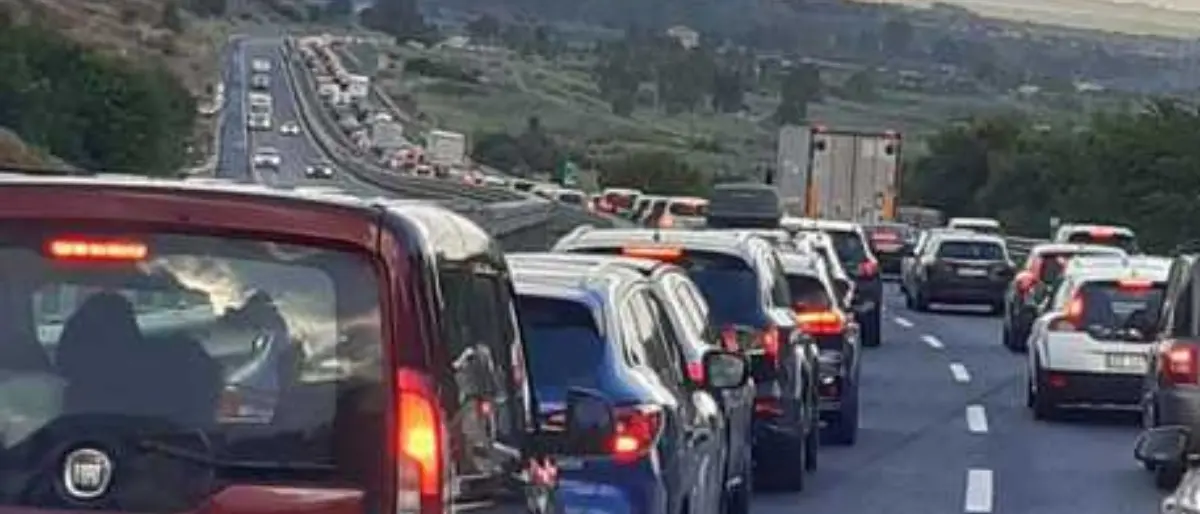 Incidente sull'autostrada nei pressi dello svincolo di Cosenza. Traffico rallentato