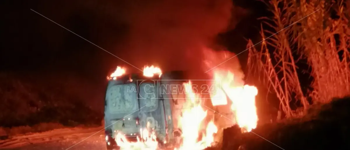 Corigliano Rossano, scarica di piombo su un furgone poi dato alle fiamme