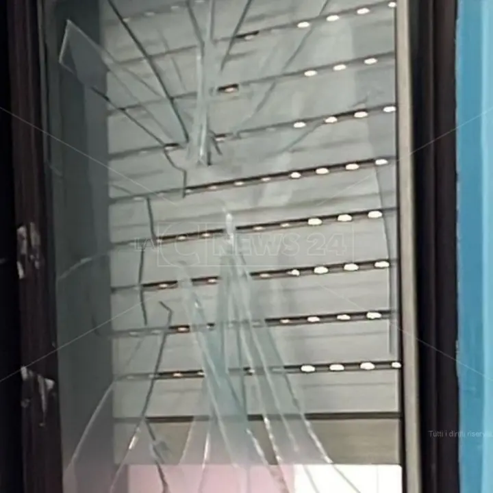 Corigliano Rossano, detenuto manda in frantumi i vetri delle finestre a colpi di pugno