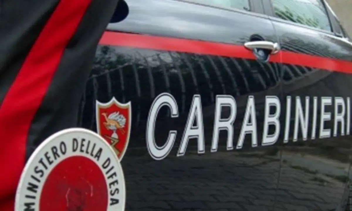 Castrolibero, forza un posto di blocco e i carabinieri lo inseguono. A casa aveva marijuana e cocaina