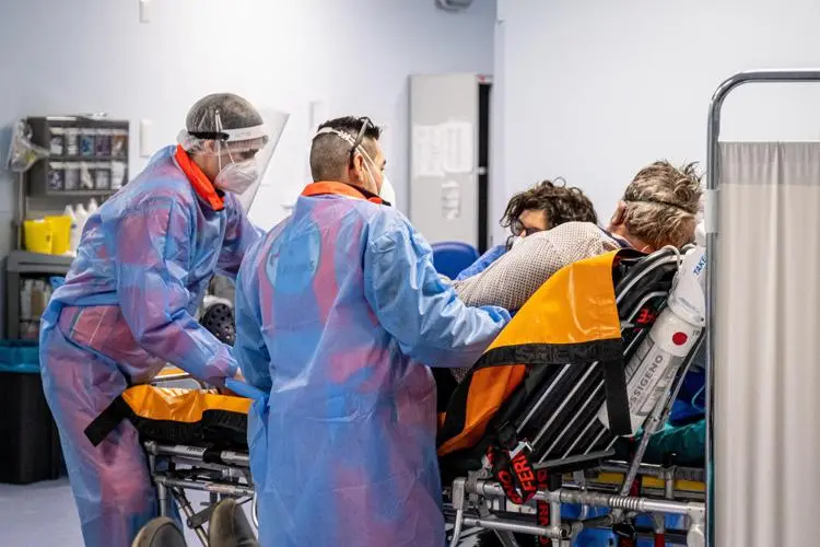 Coronavirus Italia, report: aumentano incidenza casi e Rt